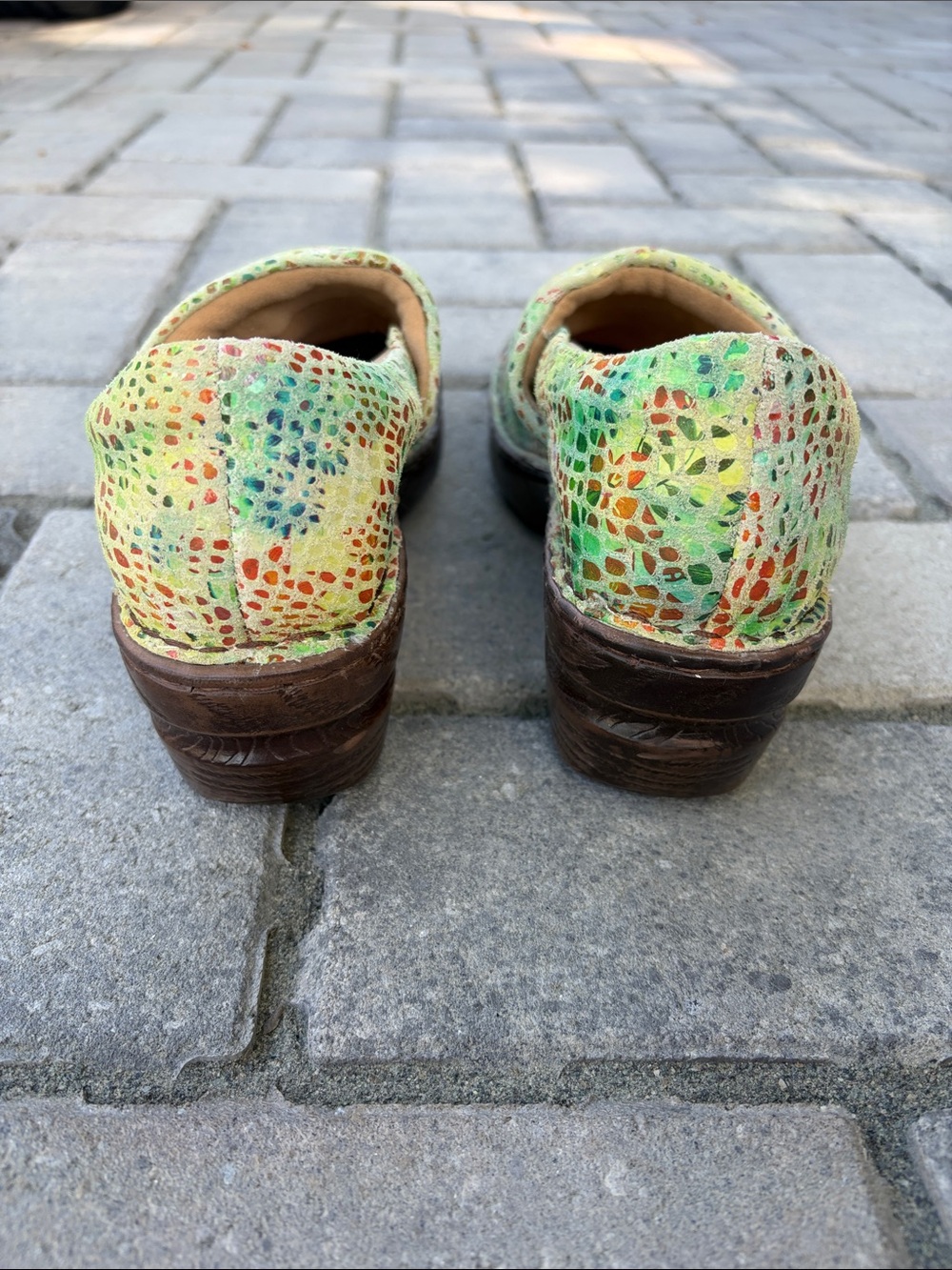 Green Multi-Color Patterned Clogs Shoes Size 8 - Picture 3 of 3
